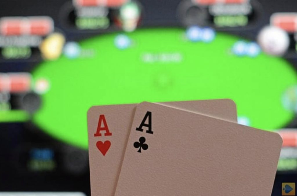 comparación entre póquer en línea y fuera de línea