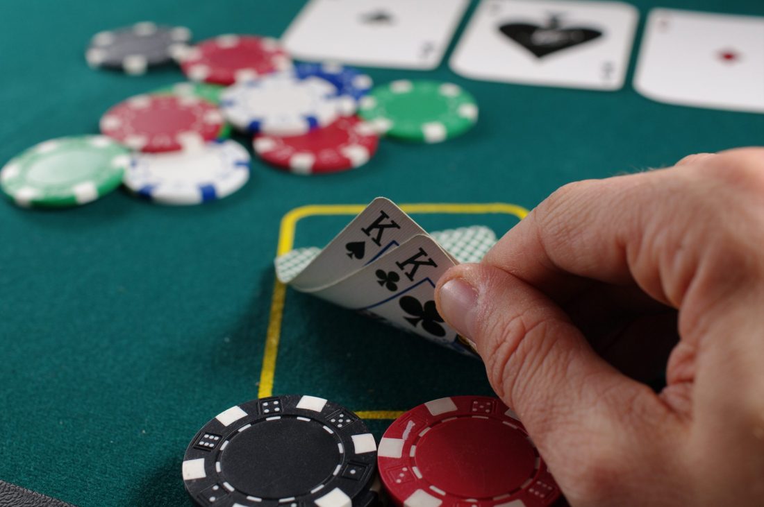 Online or offline poker, which is better for a beginner?